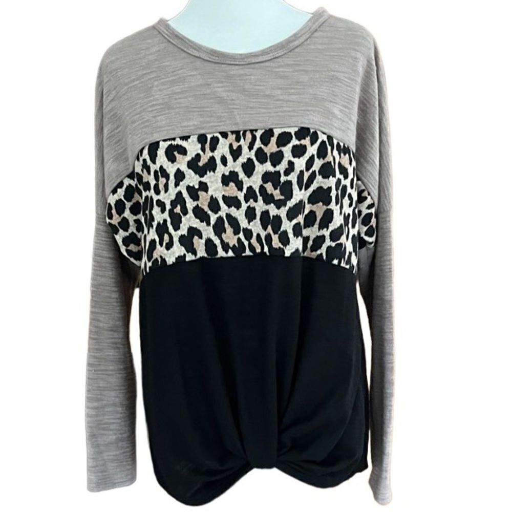 7th Ray mixed media crew neck long sleeved twist front top size Small.